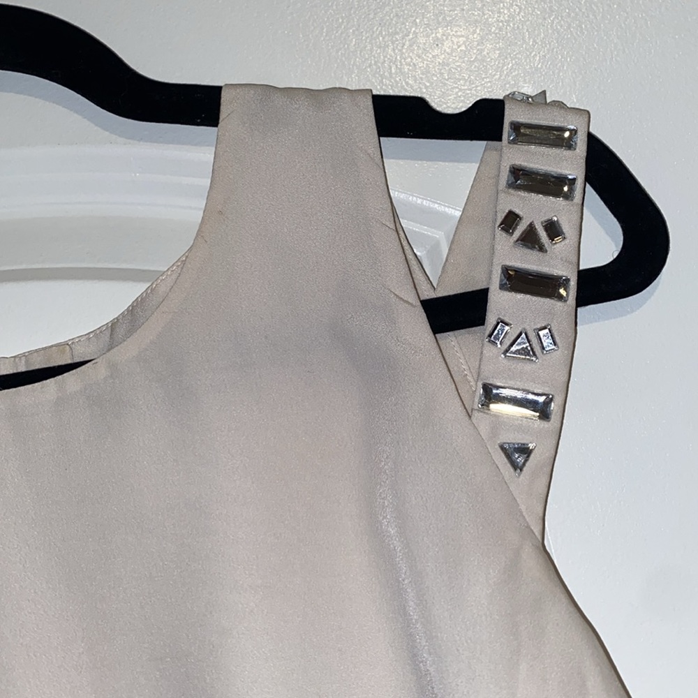 ✨ Jewel Cutout Strap Flowy Tank ✨ - Picture 5 of 6